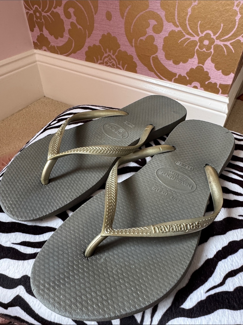 Havaianas Slim Flip Flops in silver/gray size 39/40